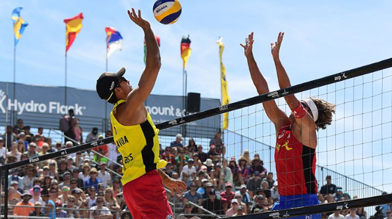 Adrians Gavira uzbrukumā pret Aleksandru Samoilovu. 
Foto: FIVB