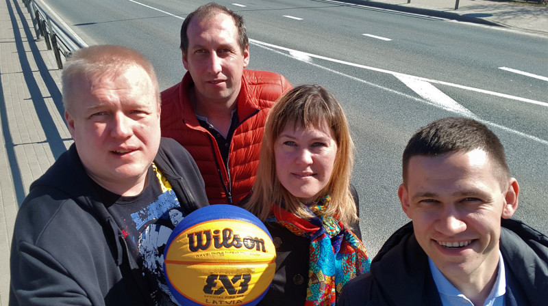 "A7 tūres" 3x3 basketbolā izveidotāji (no kreisās) - Renārs Buivids, Voldemārs Pārums, Līga Rimševica un Andris Petrovs - pie A7 šosejas
Publicitātes foto