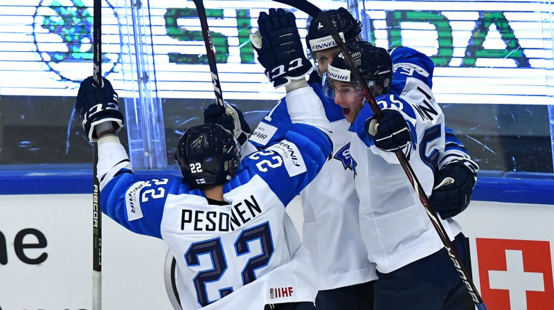 Somijas izlases hokejisti svin vārtu guvumu spēlē pret Kanādu (5:1)
Foto: Joe Klamar/AFP/Scanpix