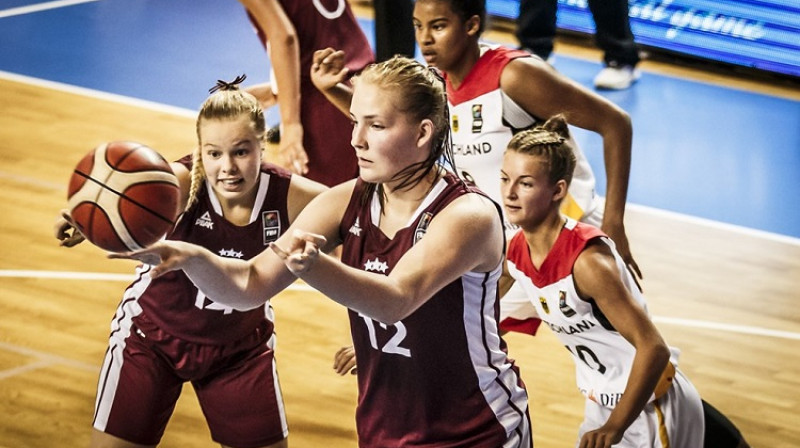 Laura Meldere un Jete Nulle spēlē pret Vāciju
Foto: FIBA