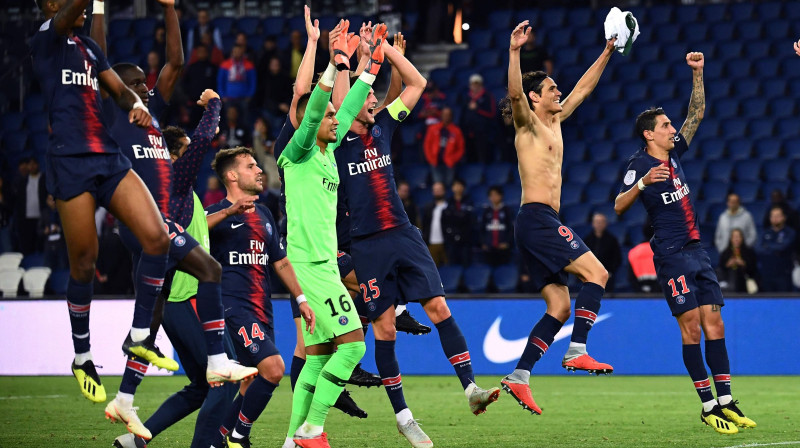 PSG futbolisti priecājas par uzvaru pār "Saint-Etienne". Foto: AFP/Scanpix