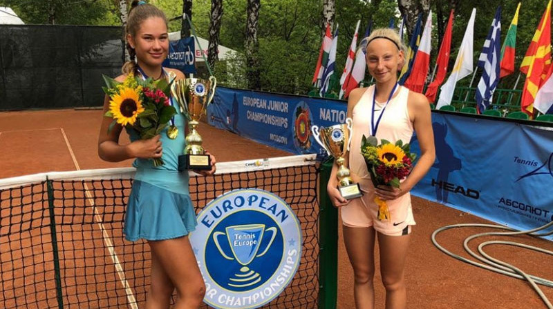 Kamilla Bartone un Patrīcija Špaka pēc Eiropas čempionāta fināla Maskavā. 
Foto: Latvijas Tenisa savienība