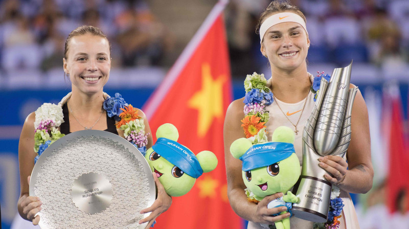 Aneta Kontaveita un Arina Sabaļenka Uhaņas finālā. Foto: AFP/Scanpix