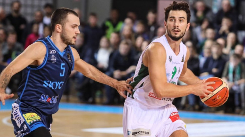 Dāvis Lejasmeiers (no kreisās) pret "Žalgiris" basketbolistu Leo Vestermanu. Foto: lkl.lt