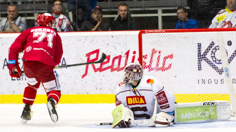 Roberts Bukarts gūst vārtus. Foto: Lukáš Filipec / hcocelari.cz