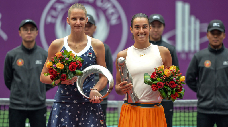 Karolīna Pliškova un Karolīna Garsija ar Tjaņdziņas turnīra trofejām. Foto: AFP/Scanpix