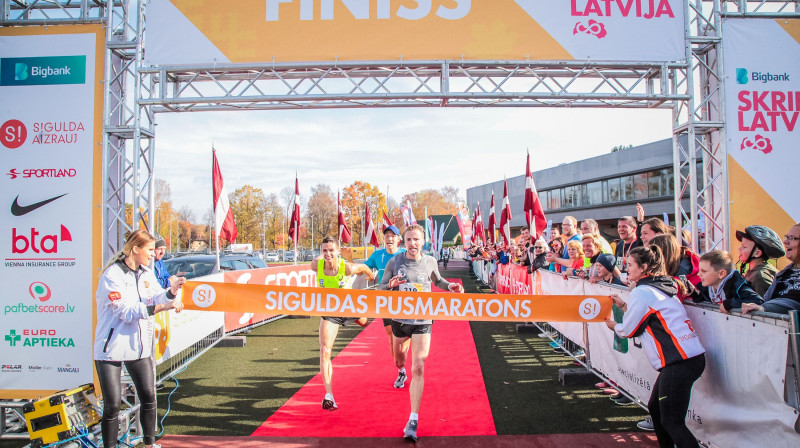 Jānis Girgensons, Dmitrijs Serjogins un Jānis Višķers Siguldas pusmaratona finišā. Foto: Mareks Gaļinovskis