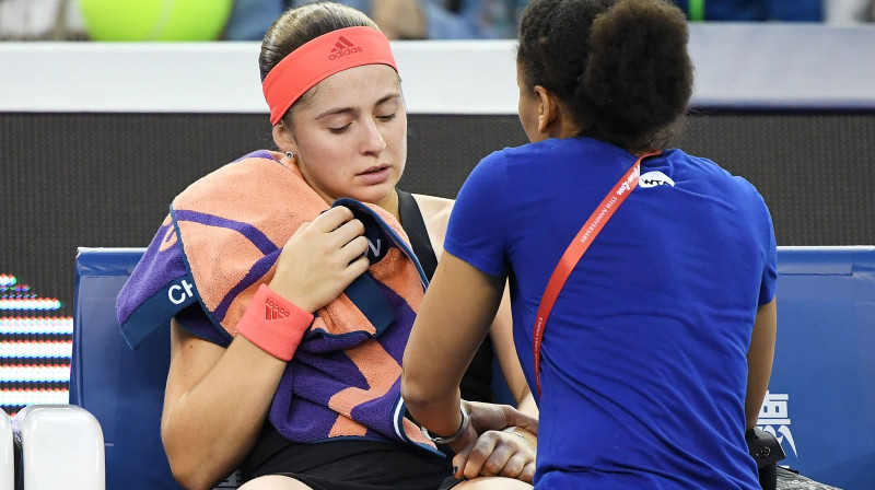 Aļona Ostapenko saņem palīdzību plaukstas locītavas ārstēšanā. Foto: AFP/Scanpix