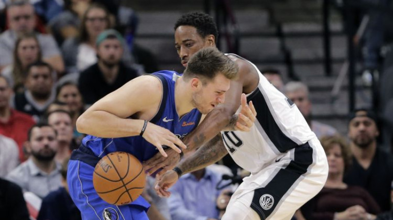 Luka Dončičs un Demārs Derouzens. Foto: AFP/Scanpix