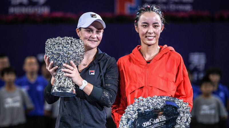 Ešlija Bārtija un Cjana Vana ar "WTA Elite Trophy" balvām. Foto: AFP/Scanpix