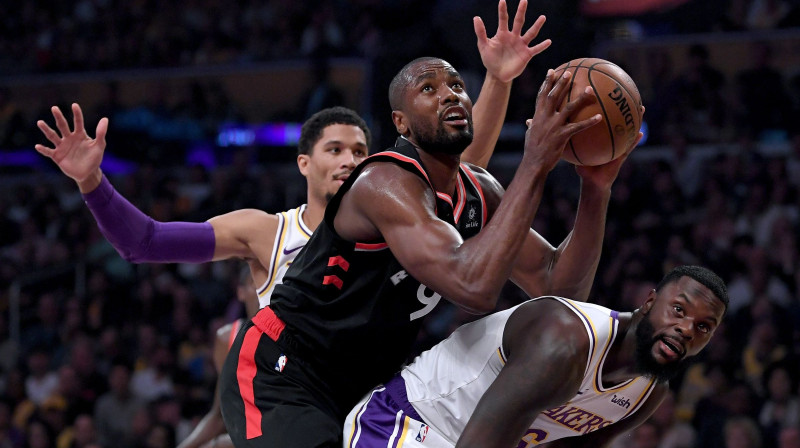 Seržs Ibaka uzbrūk grozam spēlē ar Losandželosas "Lakers". Foto: AFP/Scanpix