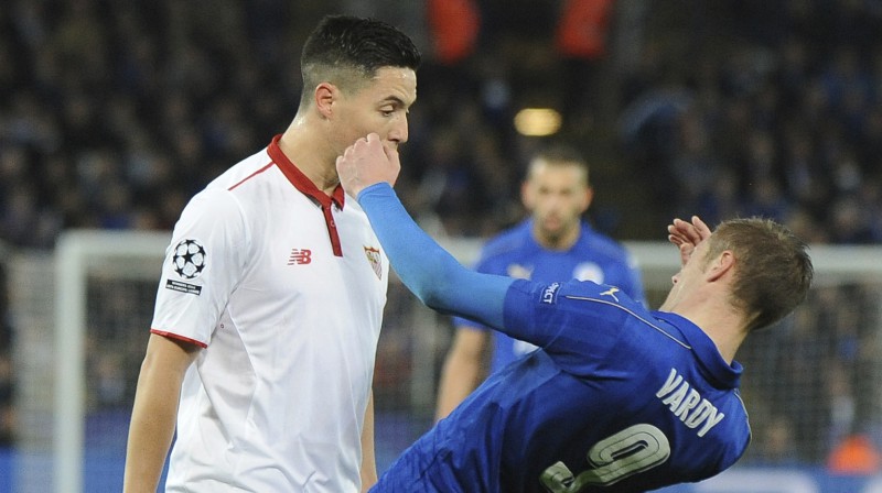 Pārstāvēdams "Sevilla", Samirs Nasrī uzķeras uz Džeimija Vārdija provokāciju un tiek noraidīts. Foto: AP/Scanpix