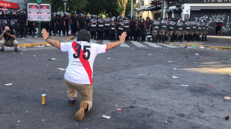 "River Plate" līdzjutējs policistu priekšā. Foto: AFP/Scanpix