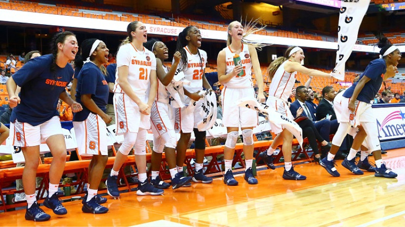 Digna Strautmane un "Syracuse" basketbolistes. Foto: Syracuse