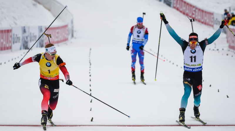 Juhanness Tinness Bē (pa kreisi) un Kentāns Fijons-Majē finišā. Foto: AFP/Scanpix