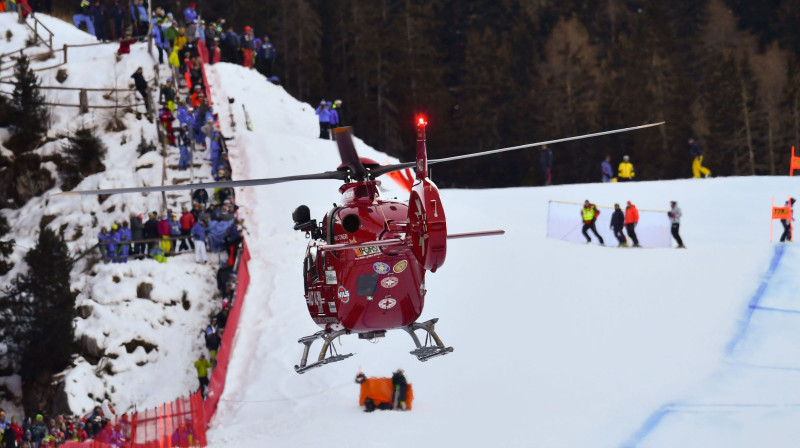 Glābšanas helikopters ierodas, lai aprūpētu smagu kritienu piedzīvojušo Marku Gisinu. Foto: AFP/Scanpix