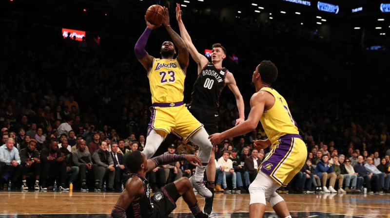 Lebrons Džeimss un Rodions Kurucs. Foto: AFP / Scanpix