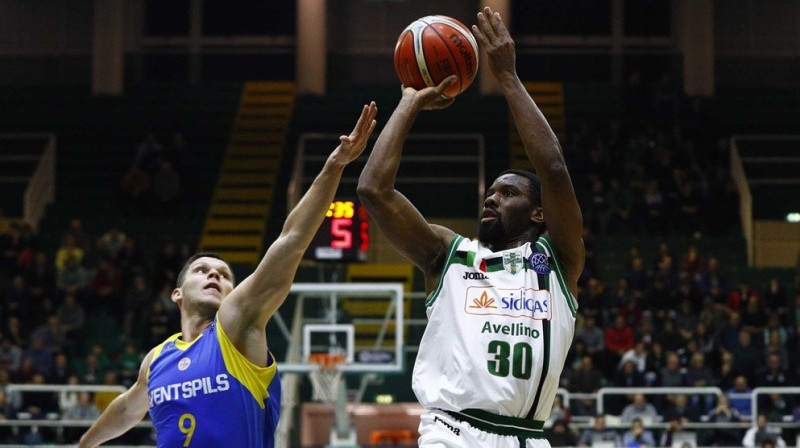 Rihards Lomažs un Noriss Kols. Foto: FIBA