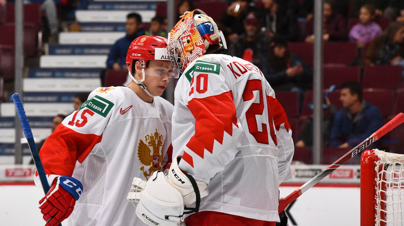 Uzvaras vārtu autors Nikolajs Kovaļenko ar 24 atvairījumus veikušo Pjotru Kočenkovu 
Foto: IIHF.com