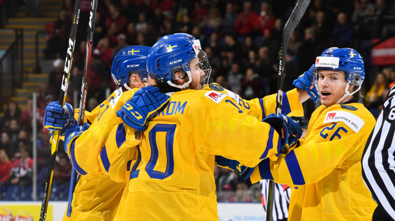 Emīls Bemstrēms un Rikards Hugs pēc vārtu guvuma 
Foto: IIHF.com