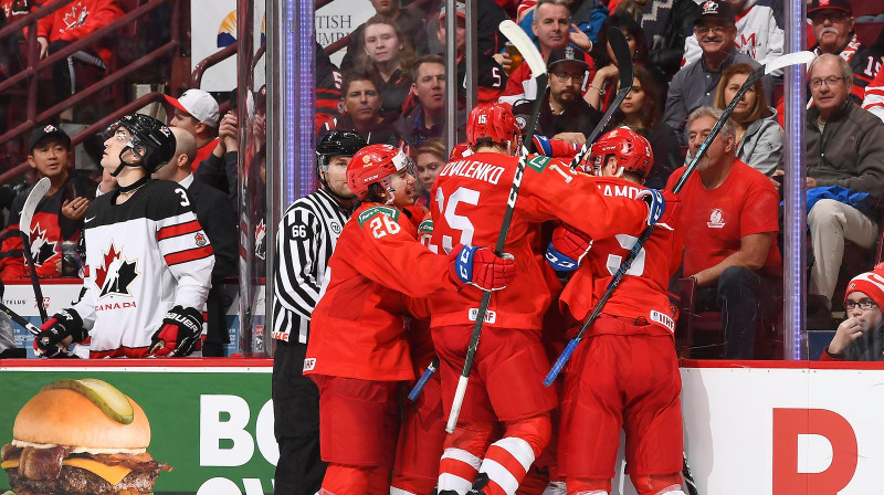 Krievijas hokejisti pēc uzvaras vārtu gūšanas
Foto: IIHF.com