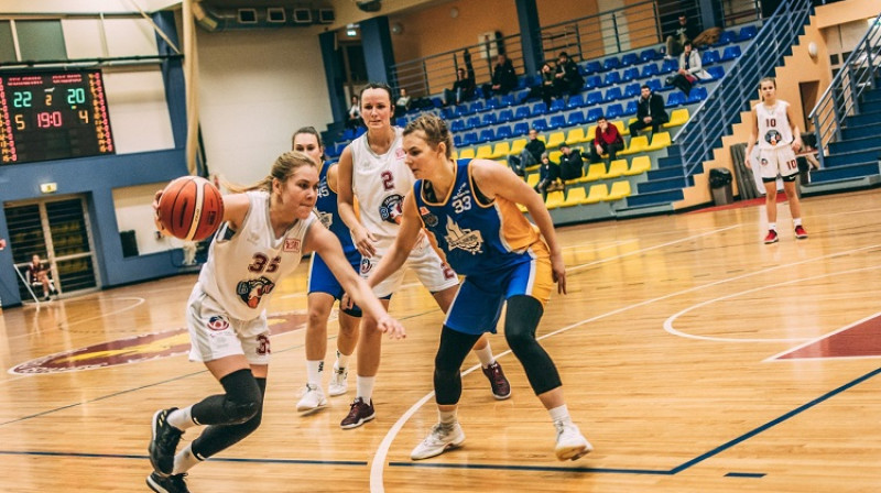 Diāna Dude un Alise Karlsone spēlē pret Saldu. Foto: basket.lv