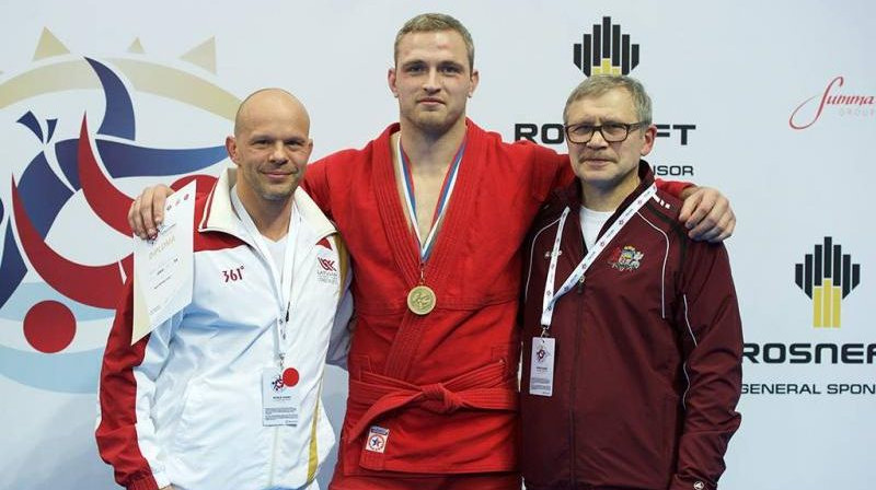 Latvijas labākais sambo cīkstonis Viktors Reško ar Vsevolodu Zeļoniju un Juriju Poļakovu. Foto: Anna Zeļonija