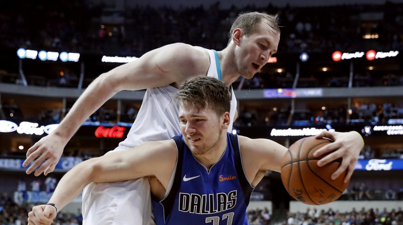 Luka Dončičs pret Koudiju Zelleru. Foto:AP/Scanpix