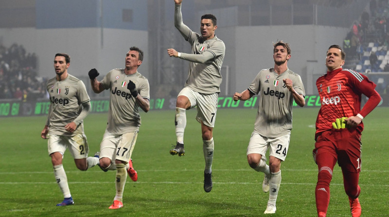 Turīnas "Juventus" futbolisti saka paldies līdzjutējiem pēc uzvaras. Foto: AFP/Scanpix