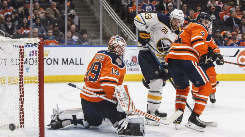 Zemgus Girgensons Edmontonas "Oilers" vārtu priekšā. Foto: AP/Scanpix