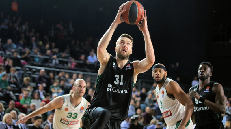 Žanis Peiners uzbrukumā Atēnu "Panathinaikos Opap" grozam. Foto: euroleague.net