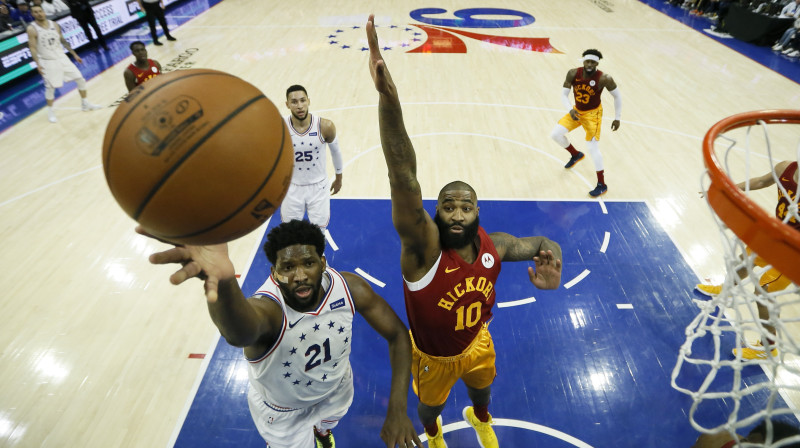 Filadelfijas "76ers" līderis Džoels Embīds raida bumbu Indiānas "Pacers" grozā. Foto: Matt Slocum/AP/Scanpix