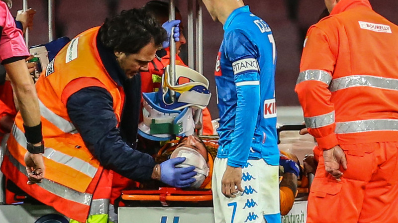 "Napoli" vārtsargs Davids Ospina saņem medicīnisko palīdzību pēc sabrukšanas Itālijas A sērijas spēlē. Foto: AFP/Scanpix