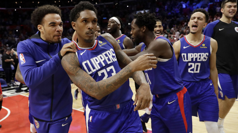 Losandželosas "Clippers" basketbolisti priecājas ap Lū Viljamsu (Nr.23) pēc viņa uzvaras groza pret Bruklinas "Nets". Foto: AP/Scanpix