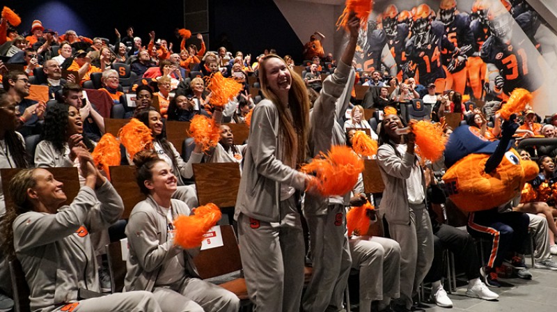 Digna Strautmane un #3 "Syracuse": augstākais izsētais numurs komandas vēsturē. Foto: Syracuse