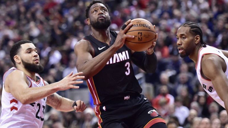 Maiami "Heat" basketbolists Dveins Veids laužas uz Toronto "Raptors" grozu. Foto: The Canadian Press/PA Images/Scanpix