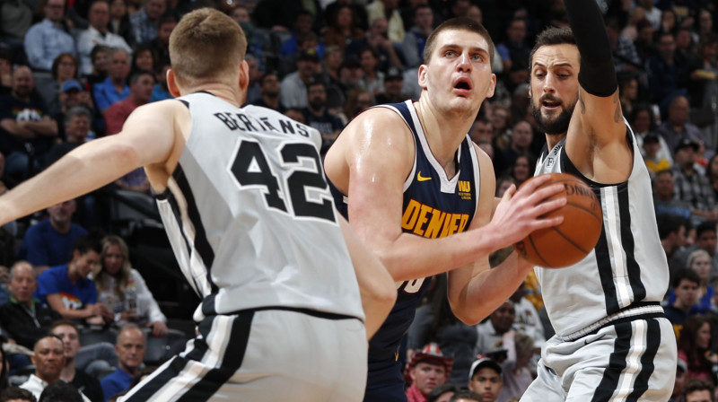 Latvietis Dāvis Bertāns un itālis Marko Belinelli cenšas apturēt serbu Nikolu Jokiču no Denveras "Nuggets" komandas. Foto: AP/Scanpix