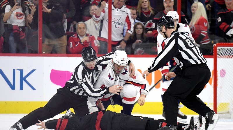 Andrejs Svečņikovs un Aleksandrs Ovečkins. Foto: AFP/Scanpix