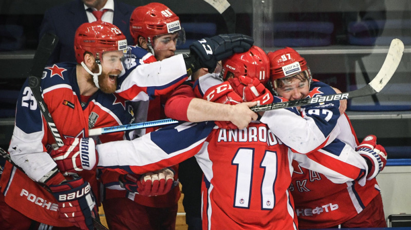 CSKA kapteinis Sergejs Andronovs kopā ar partneriem. Foto: AFP/Scanpix