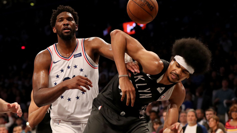 "76ers" spēlētājs Džoels Embīds (no kreisās) cīnās par bumbu ar "Nets" basketbolistu Džeretu Alenu. Foto: AFP/Scanpix