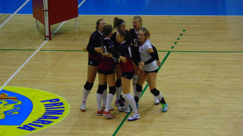 Latvijas U16 meiteņu volejbola izlase spēlē ar Serbiju. Foto: CEV