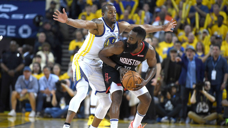 Goldensteitas "Warriors" spēlētājs Andrē Igudala sedz Džeimsu Hārdenu. Foto: AFP/Scanpix