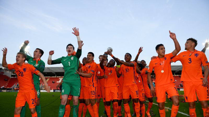 Nīderlandes U17 izlase priecājas pēc triumfa 2018. gada Eiropas čempionātā. Foto: UEFA