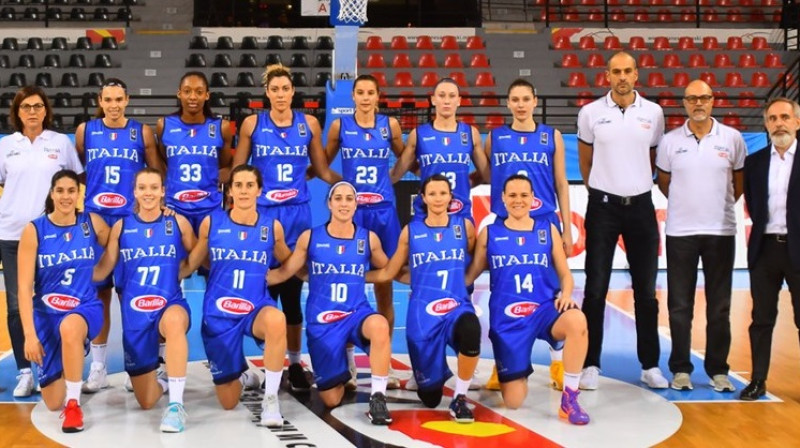 Marko Krespi un Itālijas basketbolistes. Foto: FIBA