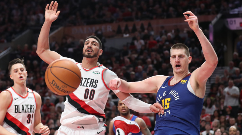 Nikola Jokičs (Nuggets) un Eness Kanters (Trail Blazers) cīņā par bumbu. Foto: USA Today Sports/Scanpix