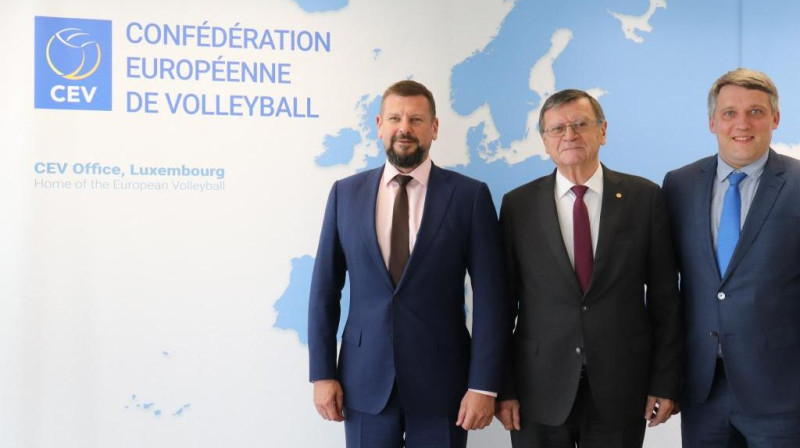 LVF prezidents Jānis Buks (no kreisās), CEV prezidents Aleksandars Boričičs un LVF ģenerālsekretārs Kaspars Timermanis. Foto: Latvijas Volejbola federācija