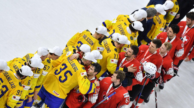 Zviedrijas un Šveices hokejisti pēc 2018. gada fināla. Foto: AFP / Scanpix