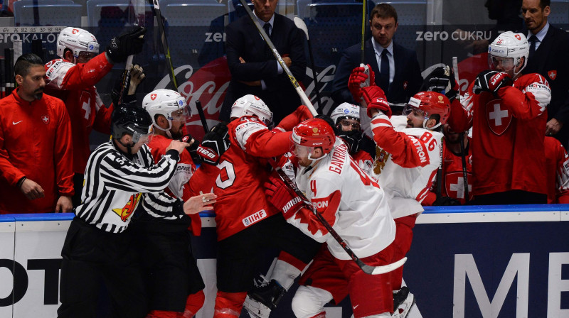Krievijas un Šveices hokejisti iesaistās asumos pasaules čempionāta spēlē. Foto: AFP/Scanpix
