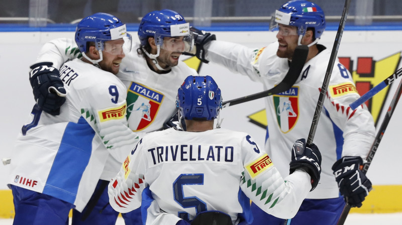 Itālijas hokeja izlases spēlētāju prieki. Foto: Reuters/Scanpix