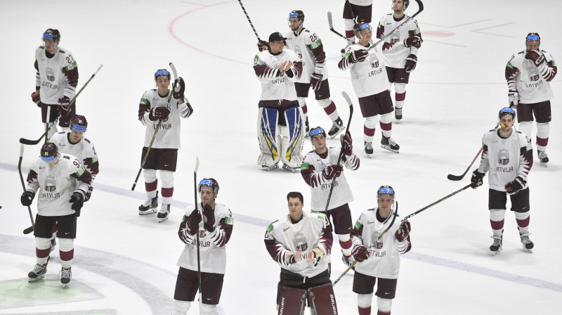Latvijas hokejisti pasakās līdzjutējiem pēc pasaules čempionāta. Foto: Romāns Kokšarovs/f64